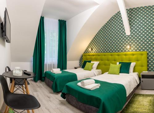 Un pat sau paturi într-o cameră la Hotel Amel Rooms