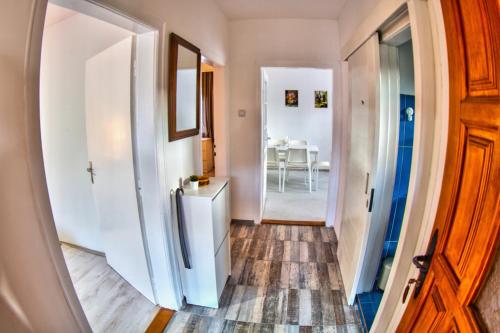 um corredor com uma porta que leva a uma sala de jantar em Kuća Veneto em Sokobanja