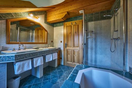Phòng tắm tại Ewinger Lodge