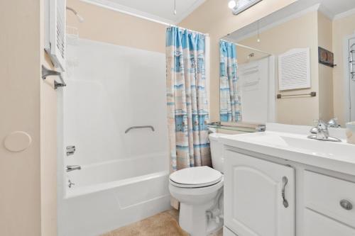 een witte badkamer met een wastafel en een toilet bij Sea Cabin 224 in Myrtle Beach