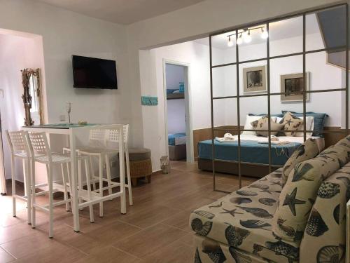 salon z kanapą i stołem w obiekcie Seashell apartment w mieście Pefkochori