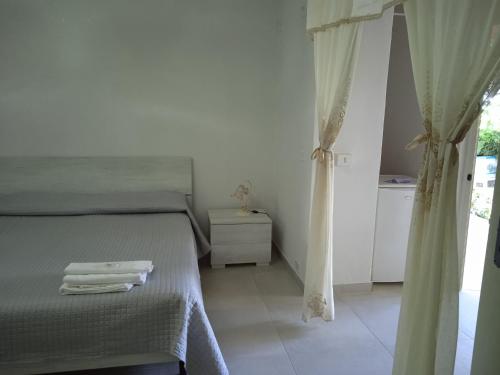 ein Schlafzimmer mit einem Bett mit zwei weißen Handtüchern darauf in der Unterkunft Villhour ristorante e B&b in Rocca Imperiale