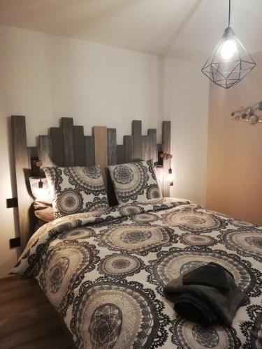 una camera da letto con un grande letto con un cappello sopra di La casa d'Ernestine a Colmar