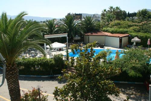 Blick auf ein Resort mit Pool und Palmen in der Unterkunft Batis Hotel in Livanates