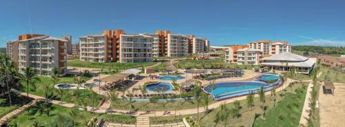 eine Luftansicht eines Resorts mit zwei Pools in der Unterkunft ILHAS DO LAGO ECO RESORT in Caldas Novas