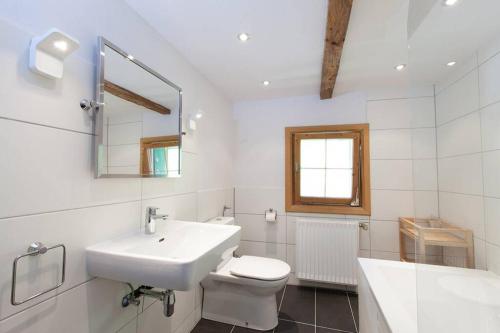 ein weißes Badezimmer mit Waschbecken und Toilette in der Unterkunft Ski- und Sommer-Chalet für 10 Personen in Dienten am Hochkönig in Dienten am Hochkönig