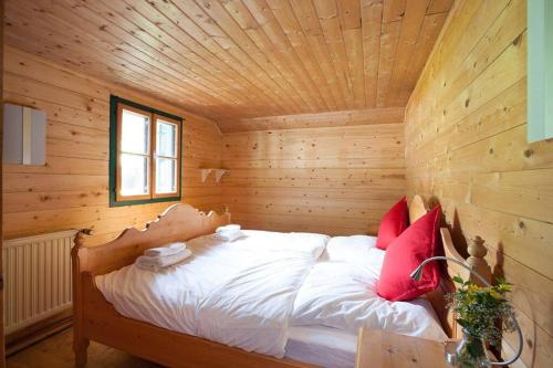 um quarto com uma cama num quarto de madeira em Ski- und Sommer-Chalet für 10 Personen in Dienten am Hochkönig em Dienten am Hochkönig