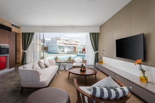 TV a/nebo společenská místnost v ubytování The G Hotel Seashell