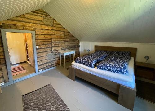 a bedroom with a bed in a log cabin at Storhella - Feriehus med fantastisk beliggenhet in Sennesvik