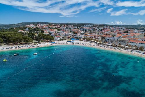 an aerial view of a beach with a group of people at Residence Bepi Malugio in Primošten