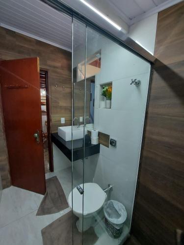 a bathroom with a toilet and a sink at Recanto das Glicínias in Monte Verde