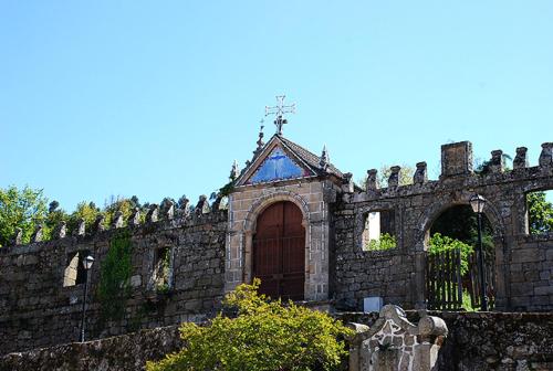 an old stone building with a large wooden door at O Salgueiro in Melo
