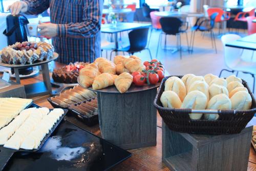 einen Tisch mit Platten aus Brot und Gebäck in der Unterkunft Transamerica Executive Taboao Morumbi in Taboão da Serra