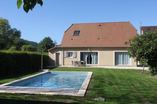 une maison avec une piscine dans la cour dans l'établissement Amour Périgord, à Montignac