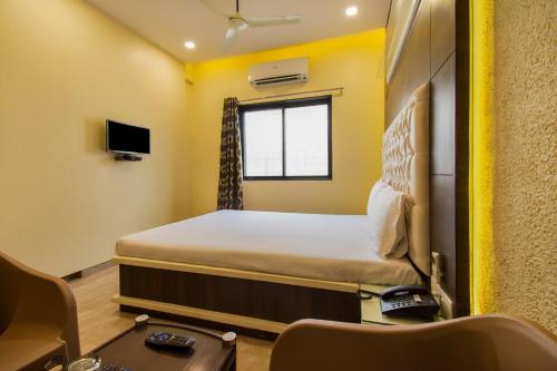 Un pat sau paturi într-o cameră la Aasra Lodge