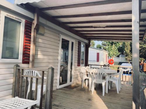 Το κτήριο όπου στεγάζεται  το κάμπινγκ