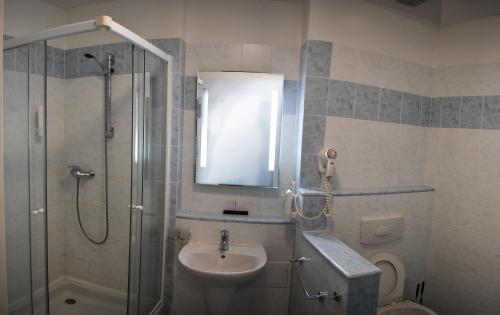 W łazience znajduje się prysznic, umywalka i toaleta. w obiekcie Ubytování Hanka v hotelovém pokoji C408 w mieście Frymburk