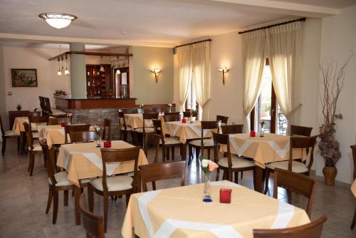 A restaurant or other place to eat at Hotel Ainareti