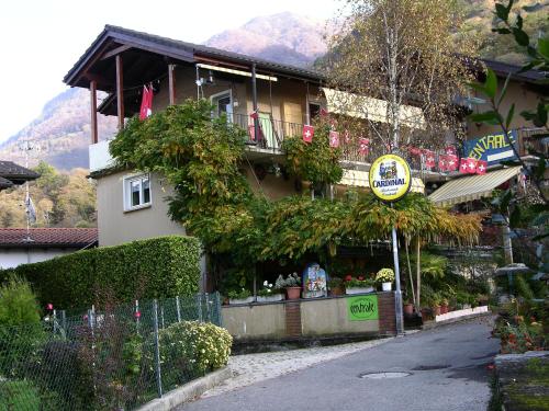 - un bâtiment avec un balcon sur le côté dans l'établissement Al Centrale di Piazzogna, à Gambarogno