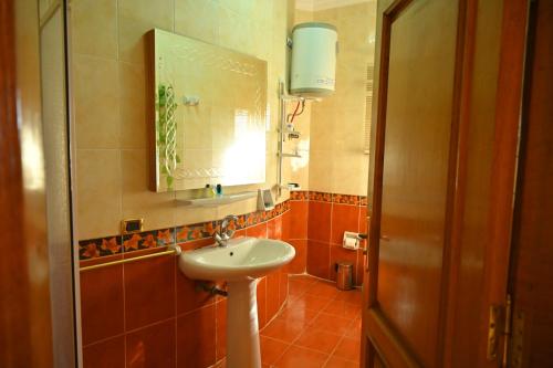 Koupelna v ubytování Fayoum Hotel