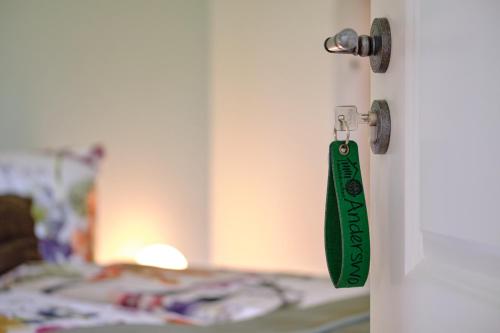a tag hanging from a door in a bedroom at Landhäuschen Anderswo in Bocholt