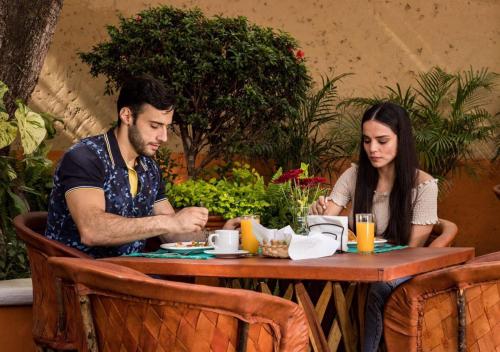 a man and a woman sitting at a table at Hotel Boutique Sol y Luna SPA in Ajijic