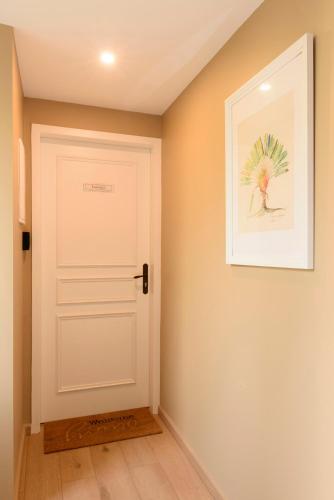 a room with a door and a picture on the wall at La Lirosane, 3 studios, 3,7km du Zoo, Centre-ville in Saint-Aignan