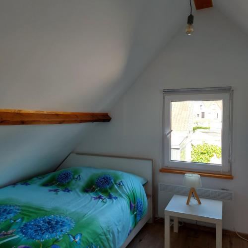 1 dormitorio con cama y ventana en Apartament Beti, en Oostkamp