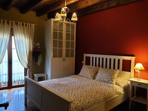 ein Schlafzimmer mit einem großen Bett und einem Fenster in der Unterkunft casaruraltiarosa in Quintanilla del Agua