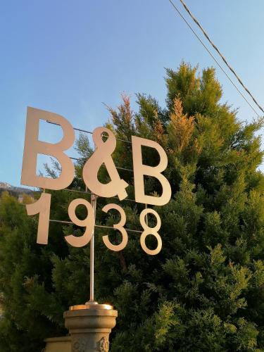 ソンドリオにあるB&B FANCHETTI 1938の木の前の虫