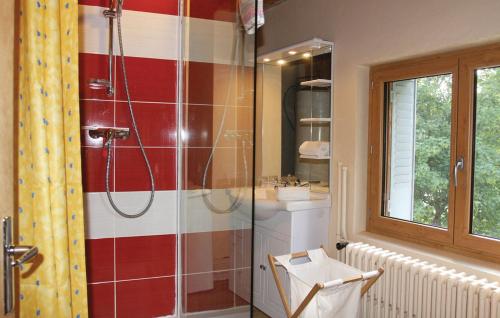 a bathroom with a shower and a sink at Le Pont de l' Alp in Le Monêtier-les-Bains
