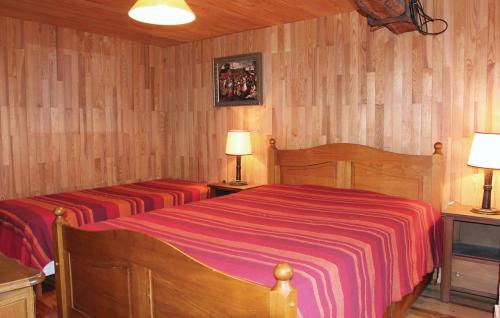 een slaapkamer met 2 bedden en 2 lampen erin bij Le Pont de l' Alp in Le Monêtier-les-Bains
