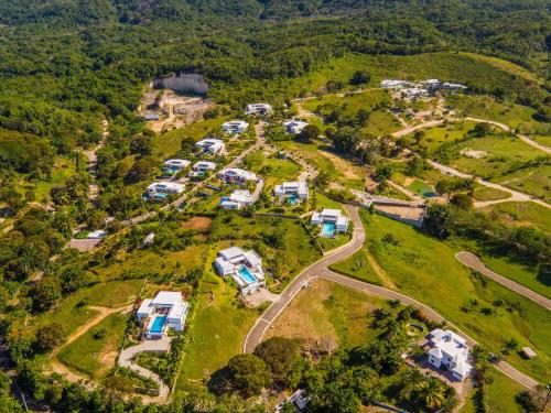 una vista aérea de un parque con casas en Villas Agua Dulce, en Sosúa