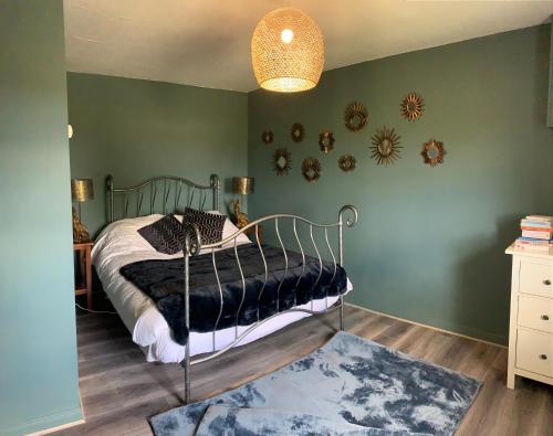 Postel nebo postele na pokoji v ubytování Castledillon Estate Cottage