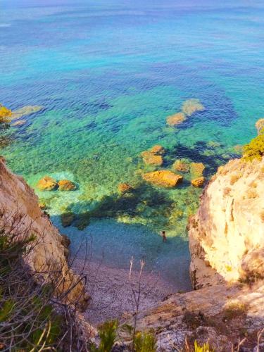 a view of the ocean from a cliff at Ghiaie sea view in Portoferraio
