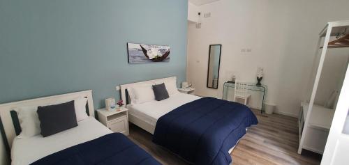- une chambre avec 2 lits et un miroir dans l'établissement B&b Carpe Diem, à Palerme