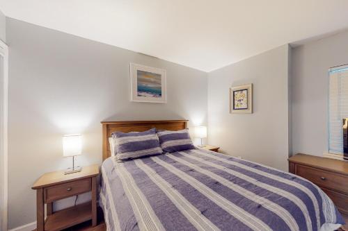 Un pat sau paturi într-o cameră la Seacrest #202