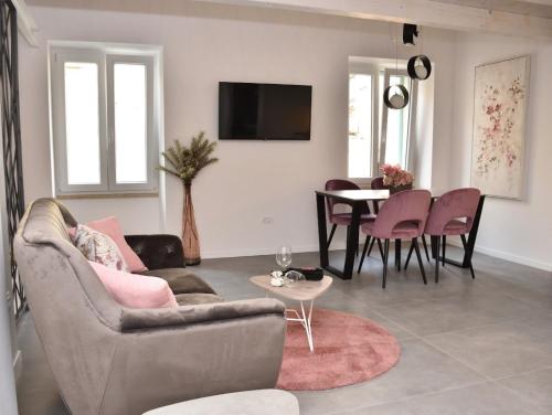 A seating area at Apartments Hidden paradise Rovinj