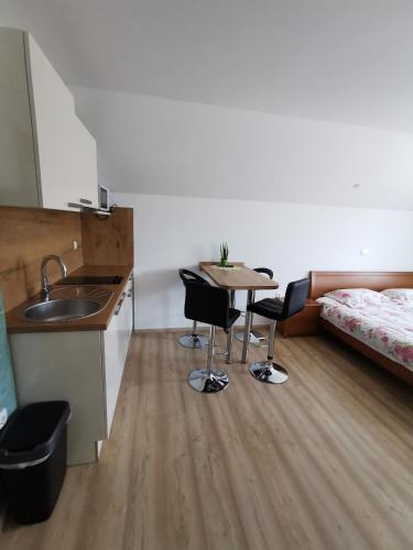 Ένα ή περισσότερα κρεβάτια σε δωμάτιο στο Apartments Bernard
