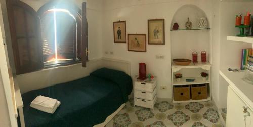 1 dormitorio con cama verde y lavamanos en Villa Pina en Praiano