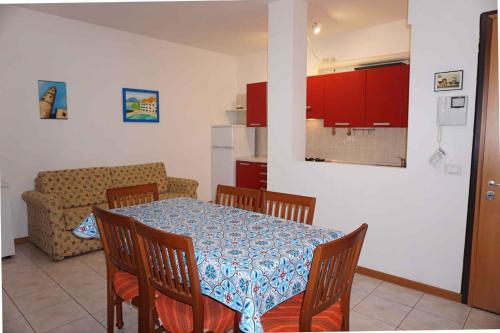 Kuchyň nebo kuchyňský kout v ubytování Apartment in Porto Santa Margherita 40285