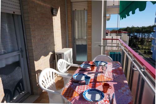 einen Tisch und Stühle auf dem Balkon eines Hauses in der Unterkunft Studio in Porto Santa Margherita 40176 in Porto Santa Margherita