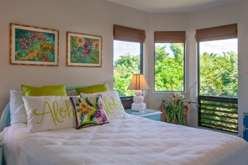 um quarto com uma grande cama branca e janelas em Hanalei Bay Villa 26 em Princeville