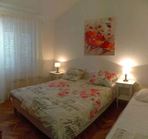 una camera con un letto e due lampade e un quadro di Apartment in Zadar/Zadar Riviera 8183 a Smirić