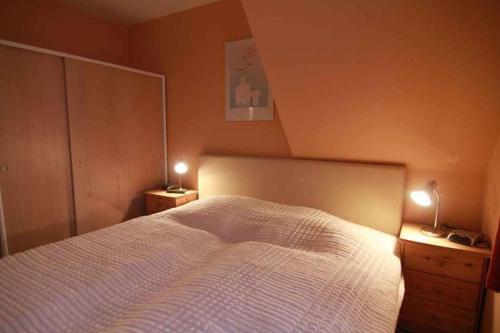 ヴェスターラントにあるApartments in Westerland/Sylt 38535のベッドルーム1室(ベッド1台、ライト2つ付)
