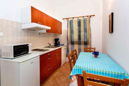 Fotografia z galérie ubytovania Apartments in Vrbnik/Insel Krk 13601 vo Vrbniku