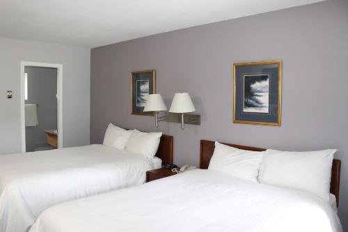 Llit o llits en una habitació de Clearwater Country Inn