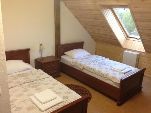 1 dormitorio con 2 camas y ventana en Chalet Hotel en Zhytomyr