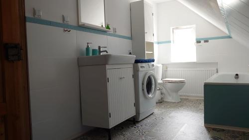 Kúpeľňa v ubytovaní ENKLAWA NAD KWISĄ [APARTAMENT 4]