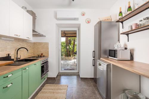 Kuchyň nebo kuchyňský kout v ubytování Urban Jungle Central Apartman